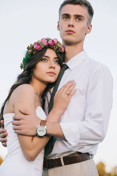 Красива Романтична Молода Весільна Пара Обіймається Дивиться Вбік — Безкоштовне стокове фото