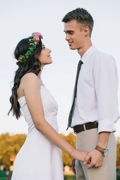 Bonito Romântico Jovem Casamento Casal Mãos Dadas Sorrindo Uns Aos — Fotos gratuitas