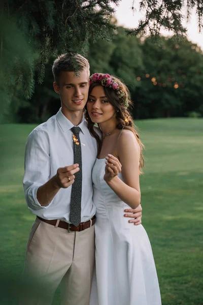 Elegante Romântico Jovem Casamento Casal Segurando Sparklers Sorrindo Para Câmera — Fotografia de Stock Grátis