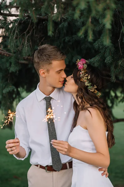 Vackra Romantiska Unga Bröllopsparet Kyss Och Hålla Tomtebloss — Stockfoto