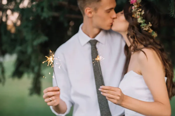 Schöne Romantische Junge Hochzeitspaar Küsst Und Hält Wunderkerzen — Stockfoto