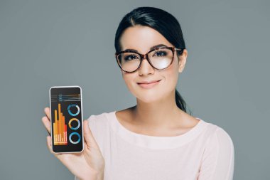 smartphone ile grafik gri izole ekranda gösterilen gözlük gülümseyen kadın portresi