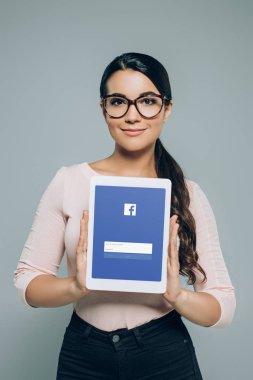 facebook cihazı, gri izole ile dijital tablet gösteren gözlük kadında