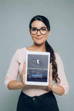 Kız gösteren dijital tablet gri izole tumblr cihazı ile