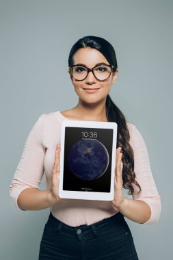 ipad tablet, gri izole gösteren gözlük çekici kadın