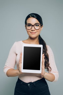 kadın gösteren dijital tablet ile gri izole boş perde