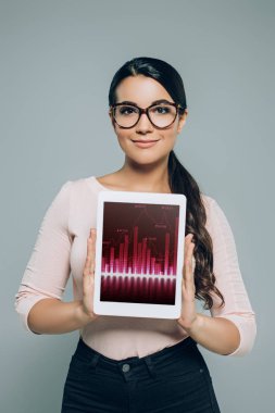kadın gösteren dijital tablet gri izole iş grafik ile