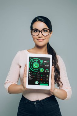 kadın gösteren dijital tablet gri izole iş infographics ile