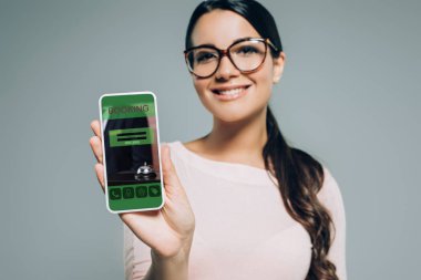 Smartphone ile rezervasyon app, gri izole gösterilen kadın