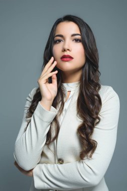 beyaz takım elbiseli, gri izole poz şık esmer kız 