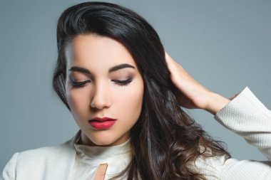 gri izole kırmızı dudaklar ile güzel esmer kız 