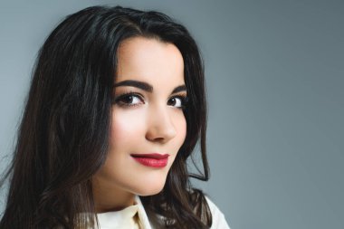 gri izole kırmızı dudaklar çekici esmer kadın 