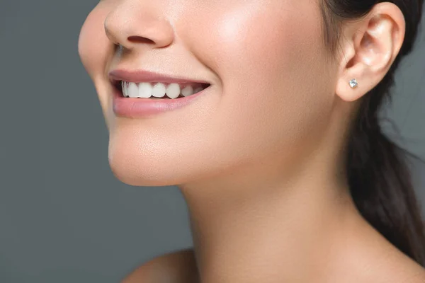 Recortado Disparo Mujer Sonriente Con Hermosos Dientes Blancos Aislados Gris —  Fotos de Stock