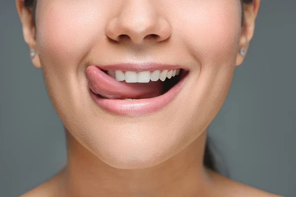 Vue Partielle Femme Souriante Avec Des Dents Blanches Collant Langue — Photo