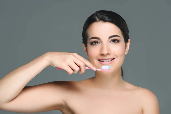 Lachende Brunette Vrouw Met Tandenborstel Hand Geïsoleerd Wit — Stockfoto