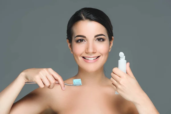 Retrato Mujer Sonriente Con Cepillo Dientes Tubo Pasta Dental Manos — Foto de Stock