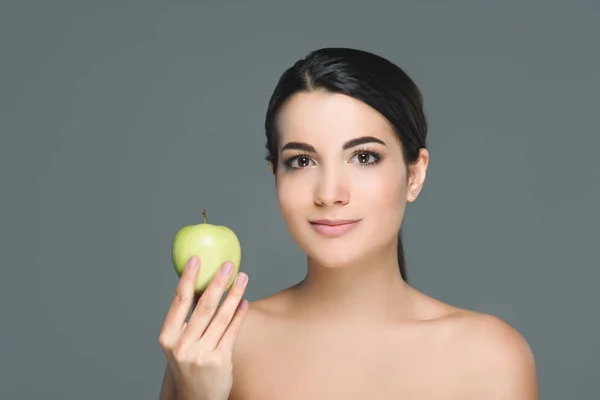 Retrato Jovem Com Maçã Fresca Isolada Cinza — Fotografia de Stock