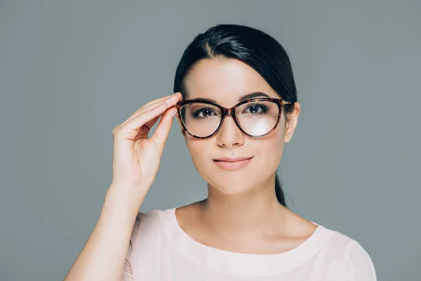 Retrato Hermosa Mujer Morena Gafas Mirando Cámara Aislada Gris — Foto de Stock