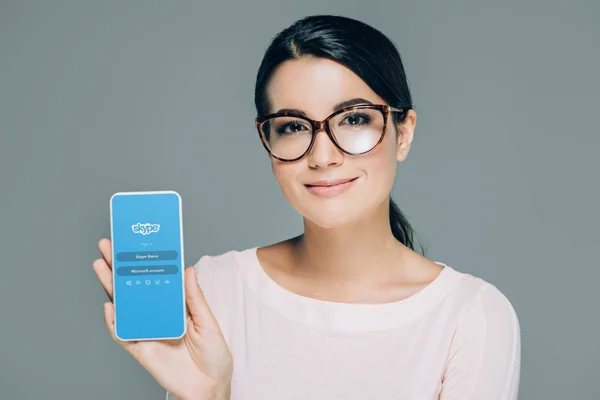 Retrato Mujer Sonriente Anteojos Mostrando Smartphone Con Aplicación Skype Pantalla — Foto de Stock