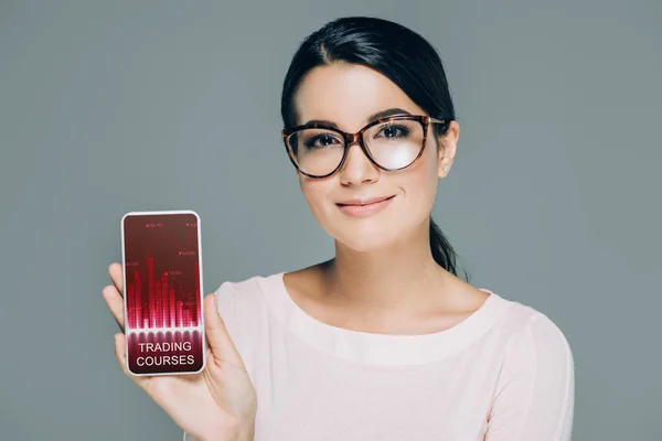 Retrato Mulher Sorridente Óculos Mostrando Smartphone Com Logotipo Cursos Comerciais — Fotografia de Stock