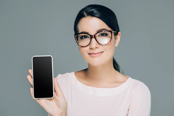 Porträt Der Schönen Brünetten Frau Mit Brille Zeigt Smartphone Mit — Stockfoto