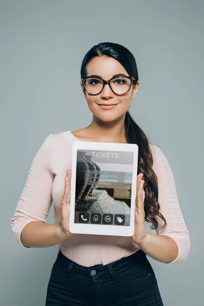 Perempuan Yang Menunjukkan Tablet Digital Dengan Alat Perjalanan Untuk Membeli — Stok Foto