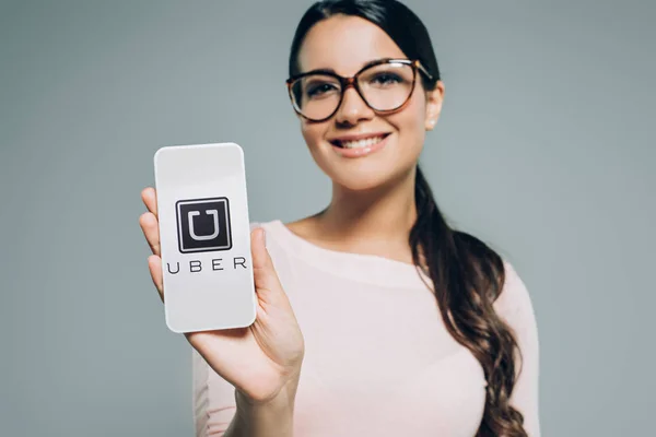 Attraktives Mädchen Zeigt Smartphone Mit Uber Gerät Isoliert Auf Grau — Stockfoto