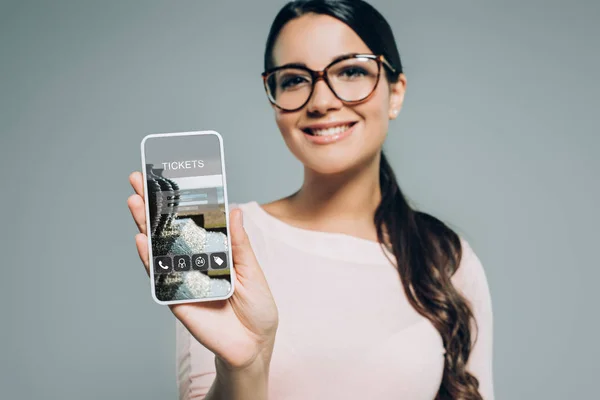 Mujer Mostrando Teléfono Inteligente Con Aplicación Para Entradas Aislado Gris — Foto de Stock