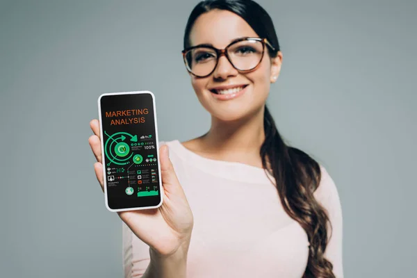 Mujer Sonriente Mostrando Smartphone Con Análisis Marketing Infografía Aislada Gris — Foto de Stock