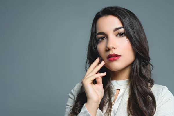 Retrato Menina Morena Elegante Isolado Cinza — Fotografia de Stock