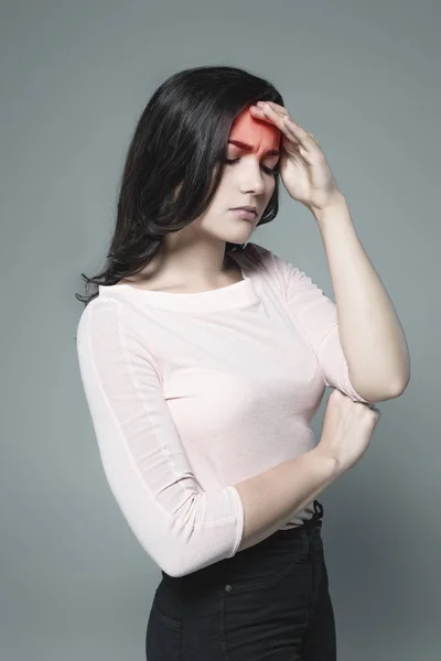 Mujer Joven Que Sufre Dolor Cabeza Punto Rojo Doloroso Cabeza — Foto de stock gratis