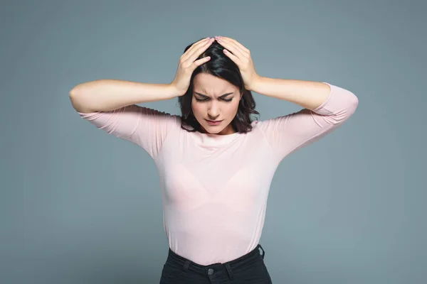 Zieke Vrouw Die Lijden Aan Hoofdpijn Geïsoleerd Grijs — Stockfoto