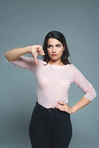 Menina Chateado Mostrando Polegar Para Baixo Isolado Cinza — Fotografia de Stock