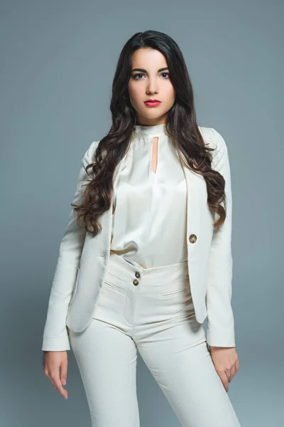 Gri Izole Beyaz Şık Elbiseli Çekici Kadın — Stok fotoğraf
