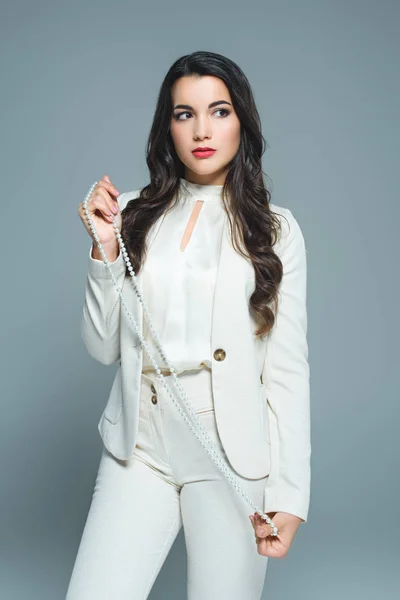 Stilvolle Frau Posiert Eleganten Anzug Mit Halskette Isoliert Auf Grau — Stockfoto
