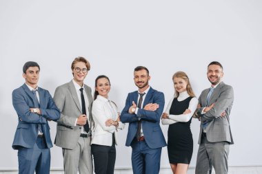 Çapraz kollar sonra hub Eğitim Kurulu poz ile gülümseyen iş adamları 