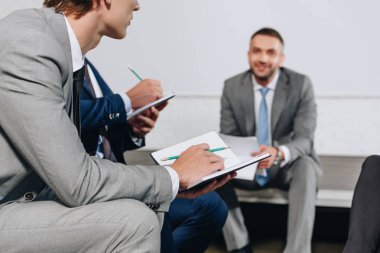 defter tutan işadamları hub, eğitim sırasında sahne alanı'nda oturan yakışıklı iş coach