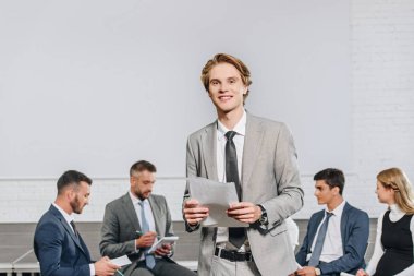 hub eğitim ve kameraya bakarak, iş adamları önünde duran iş coach