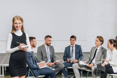 güzel iş coach Eğitim Merkezi, iş adamları önünde duran