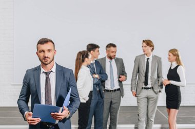 Pano tutarak ve hub kamerada bakarak ciddi iş coach
