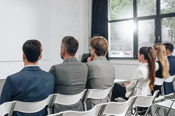 Vista Posteriore Imprenditori Seduti Sedie Durante Formazione Hub — Foto Stock