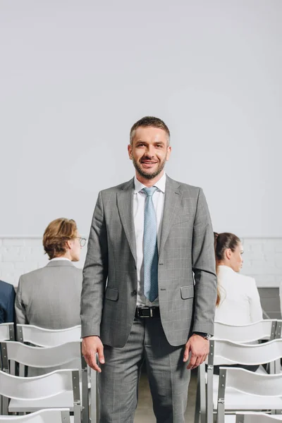 Lachende Knappe Coach Camera Kijken Tijdens Beroepstraining Hub — Stockfoto