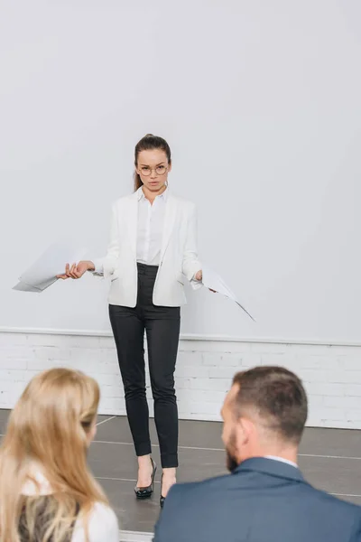 Προπονητής Ελκυστικό Επιχειρηματικό Στέκεται Στη Σκηνή Και Χειρονομίες Κατά Διάρκεια — Δωρεάν Φωτογραφία