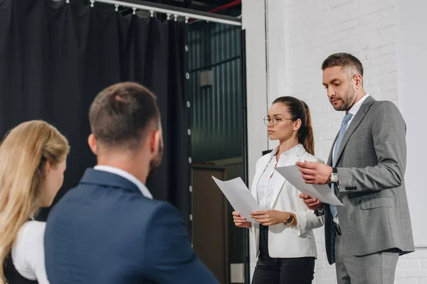 Zakelijke Trainers Staan Het Podium Met Stukken Hub — Stockfoto