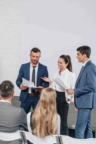 Glimlachende Zakenmensen Documenten Tijdens Training Hub — Stockfoto