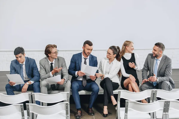 Geschäftsleute Sitzen Mit Dokumenten Auf Der Bühne Und Unterhalten Sich — Stockfoto