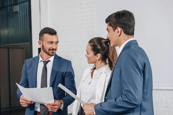 Alegres Empresarios Que Miran Durante Formación Centro — Foto de Stock