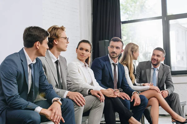 Geschäftsleute Sitzen Beim Training Hub Auf Stühlen Hintereinander — Stockfoto