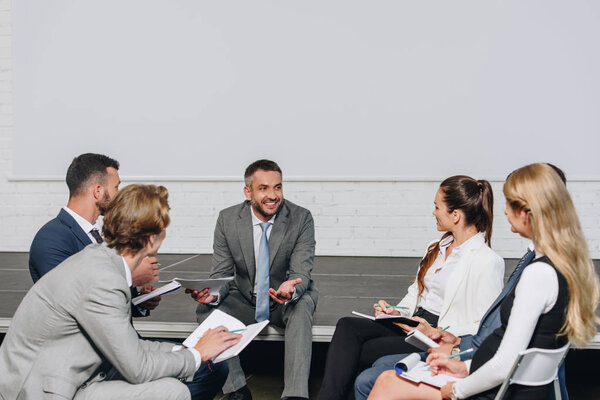 Apuesto Entrenador Negocios Mirando Los Empresarios Durante Formación Centro — Foto de Stock