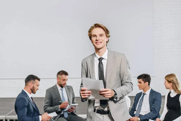 Business Coach Standing Front Businesspeople Training Hub Looking Camera — Stock Photo, Image